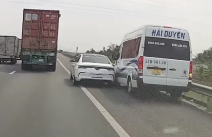 Clip TNGT: Loi choi vượt làn khẩn cấp - khi hai